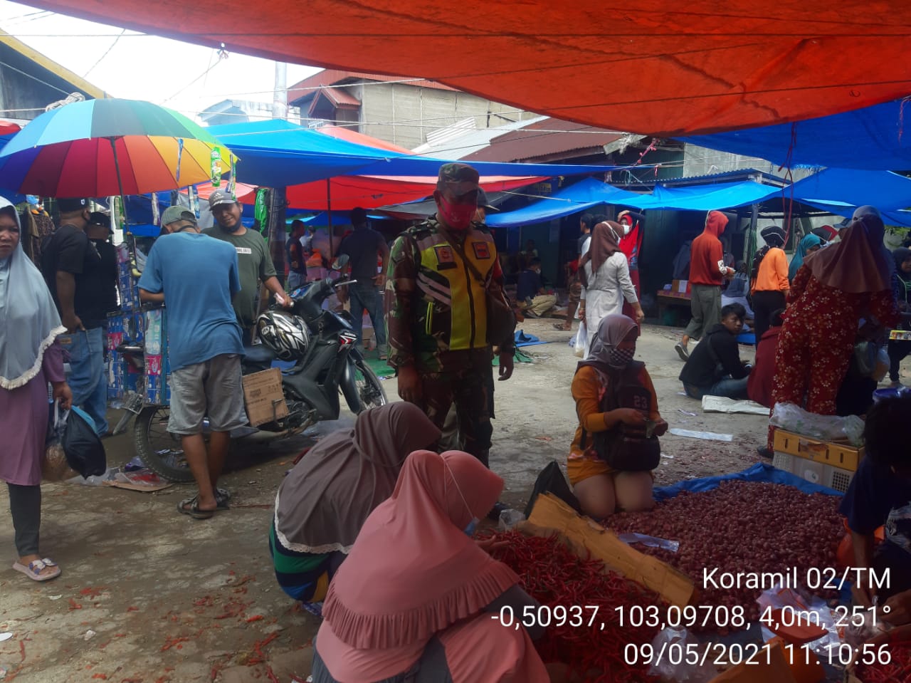 Pasar Ramai Jelang Lebaran, Koramil 02/Tanah Merah Perketat Protokol Kesehatan