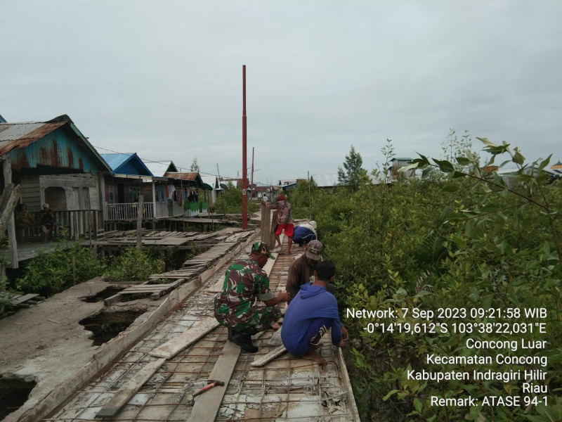 Ajak Masyarakat Gotong Royong Untuk Perbaiki Jalan Yang Rusak Bersama Babinsa Koramil 04/Kuindra