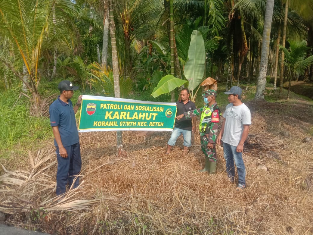 Sosialisasikan Bahaya Karhutla, Serda Asikin  Laksanakan Patroli