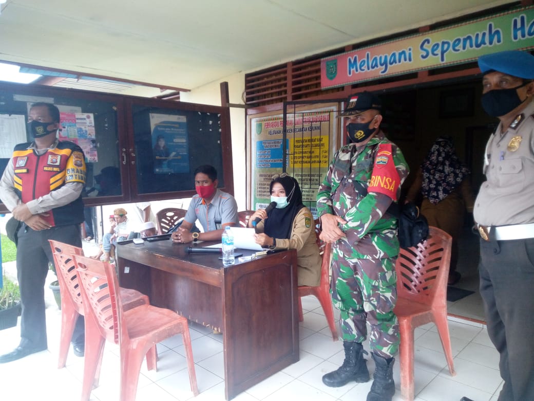 Babinsa Koramil 09/Kemuning Dampingi Penyaluran BST Tahap IV dan V di Selensen 