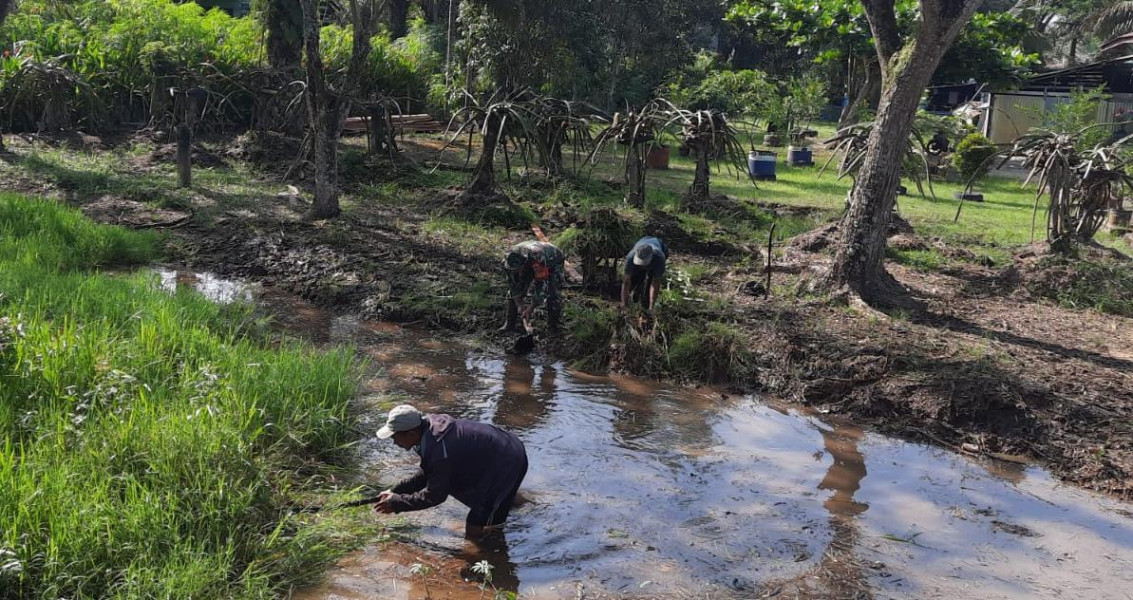 Babinsa 03/Tpl Kompak Bersama Warga Gotong Royong Bersihkan Parit