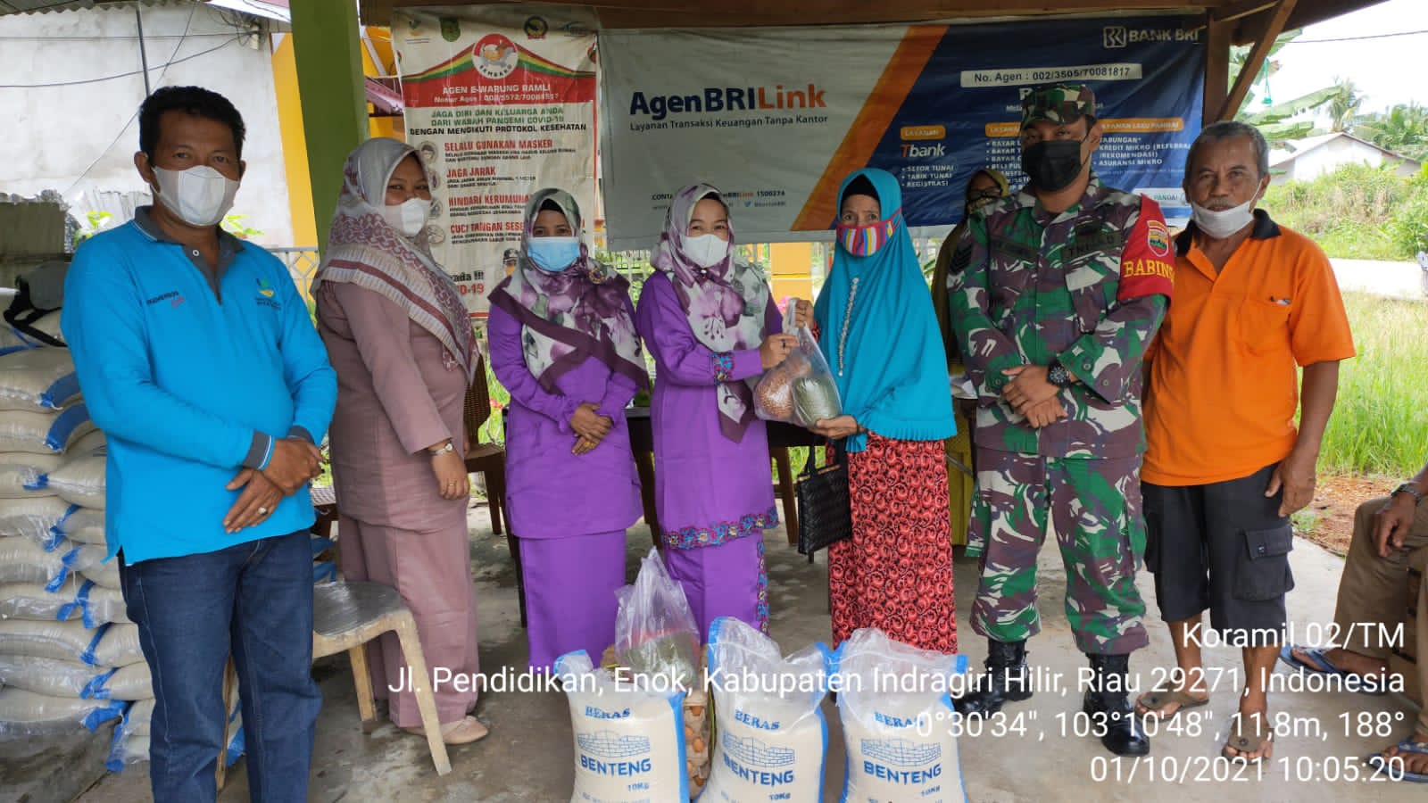 Serma R Boy Sitompul Dampingi Penyaluran BPNT di Kelurahan Enok
