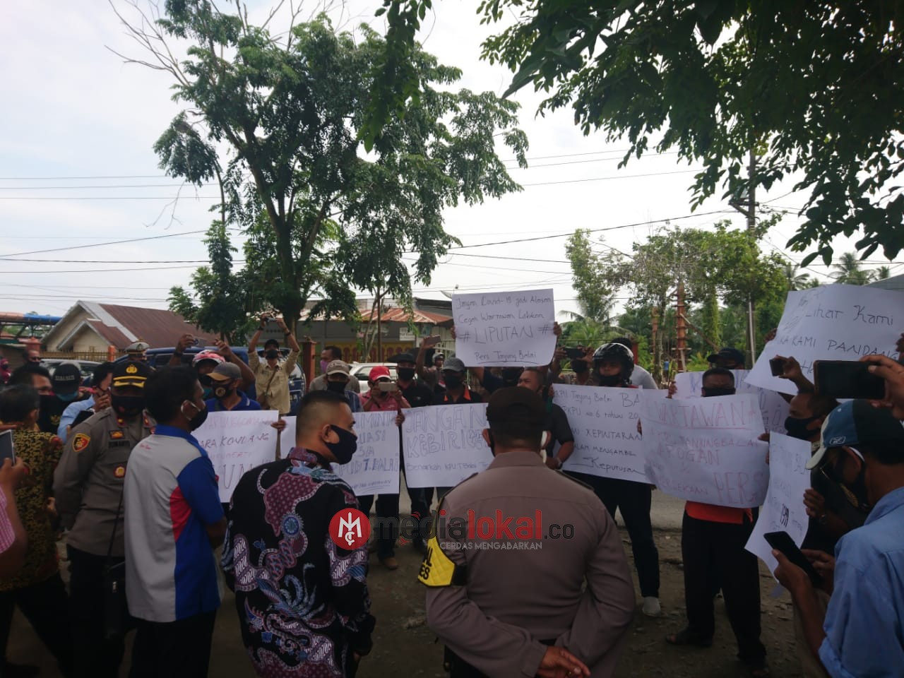 Puluhan Wartawan Geruduk Kantor KPU Tanjungbalai
