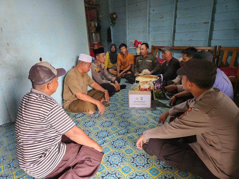 Kapolsek Kempas bersama Kades Sungai Gantang berikan Santunan kepada Keluarga KPPS
