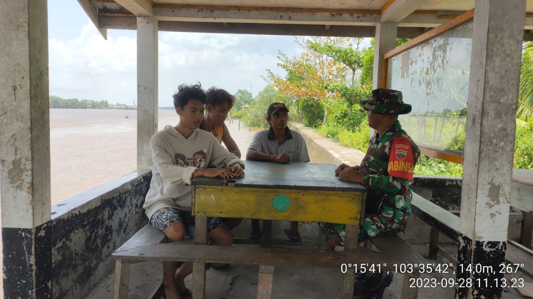 Jaga Keamanan Lingkungan, Babinsa Koramil 10/Pelangiran Laksanakan Komsos Dengan Pemuda dan Masyarakat