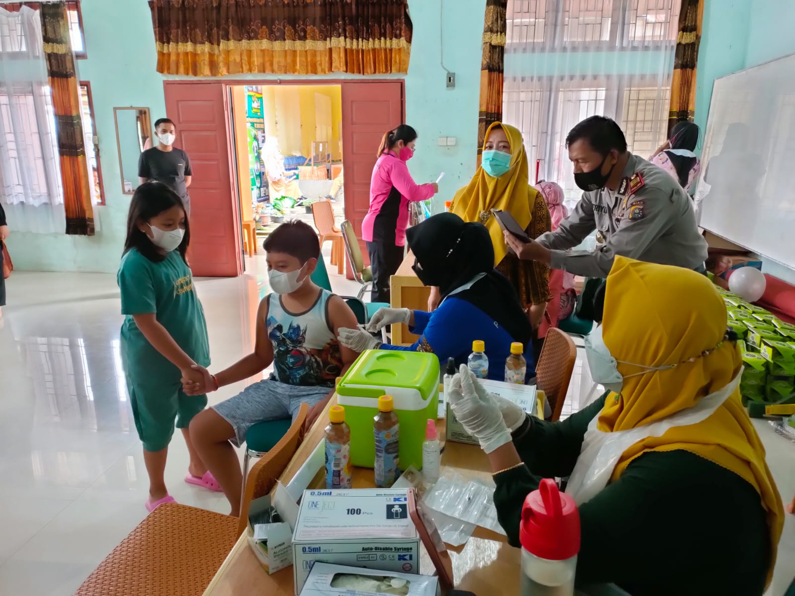 Memperingati Hari Santri Nasional ke 4, Tim Vaksinator Urkes Polres Gelar Vaksin di MAN 1 Kuansing