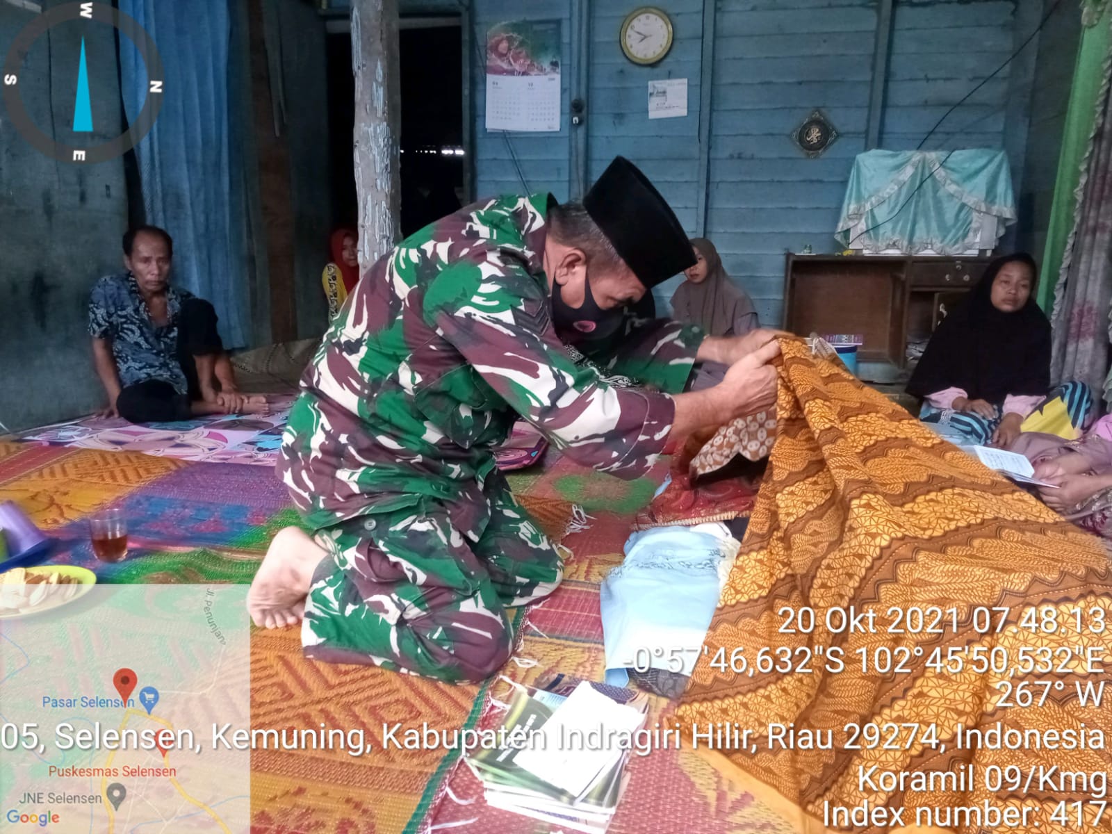 Melayat, Babinsa Koramil 09/Kemuning Doakan Keluarga yang Ditinggalkan untuk Tabah