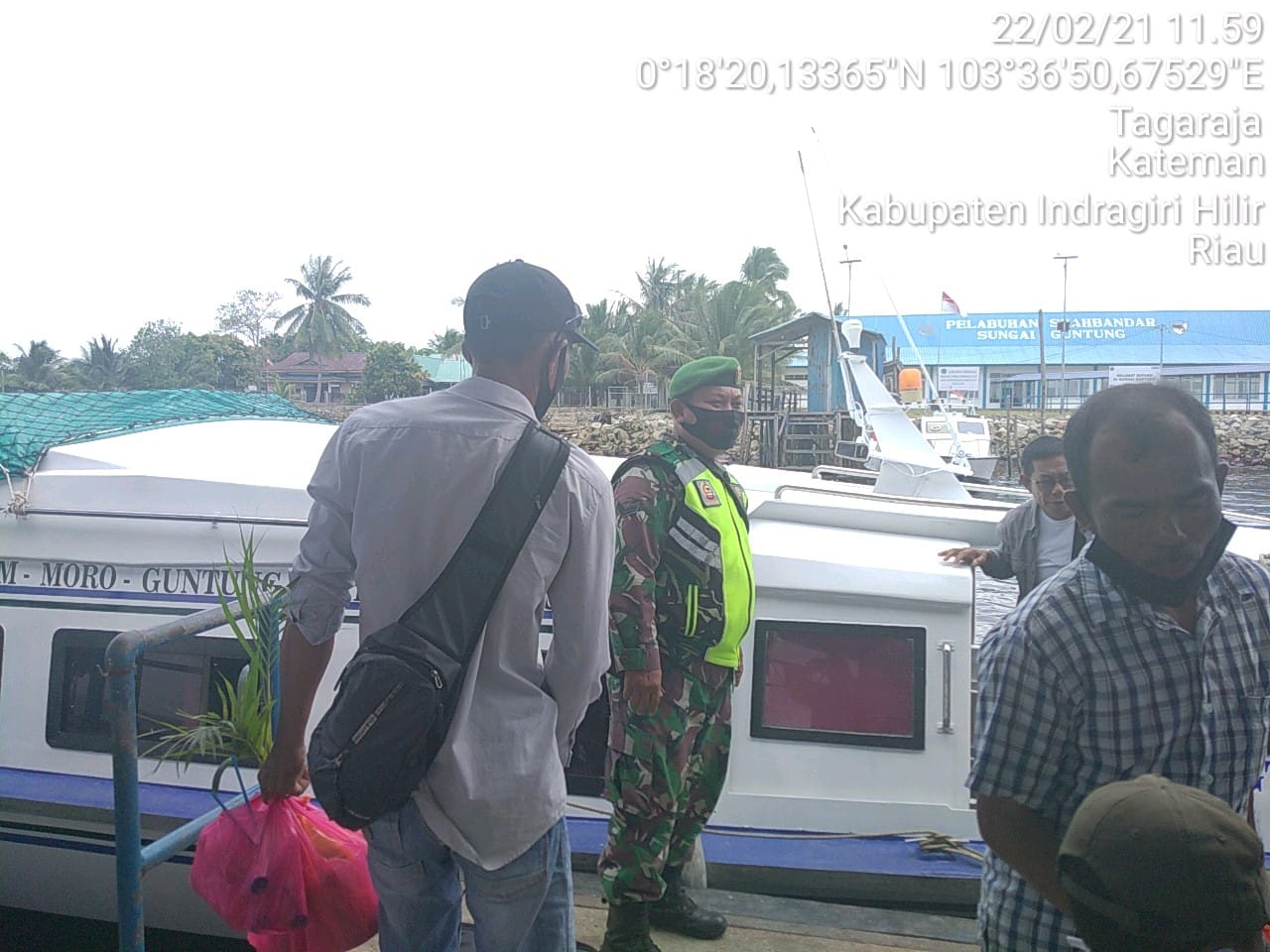 Anggota Koramil 06/Kateman Bersama Tim Pantau Warga di Pelabuhan Guntung