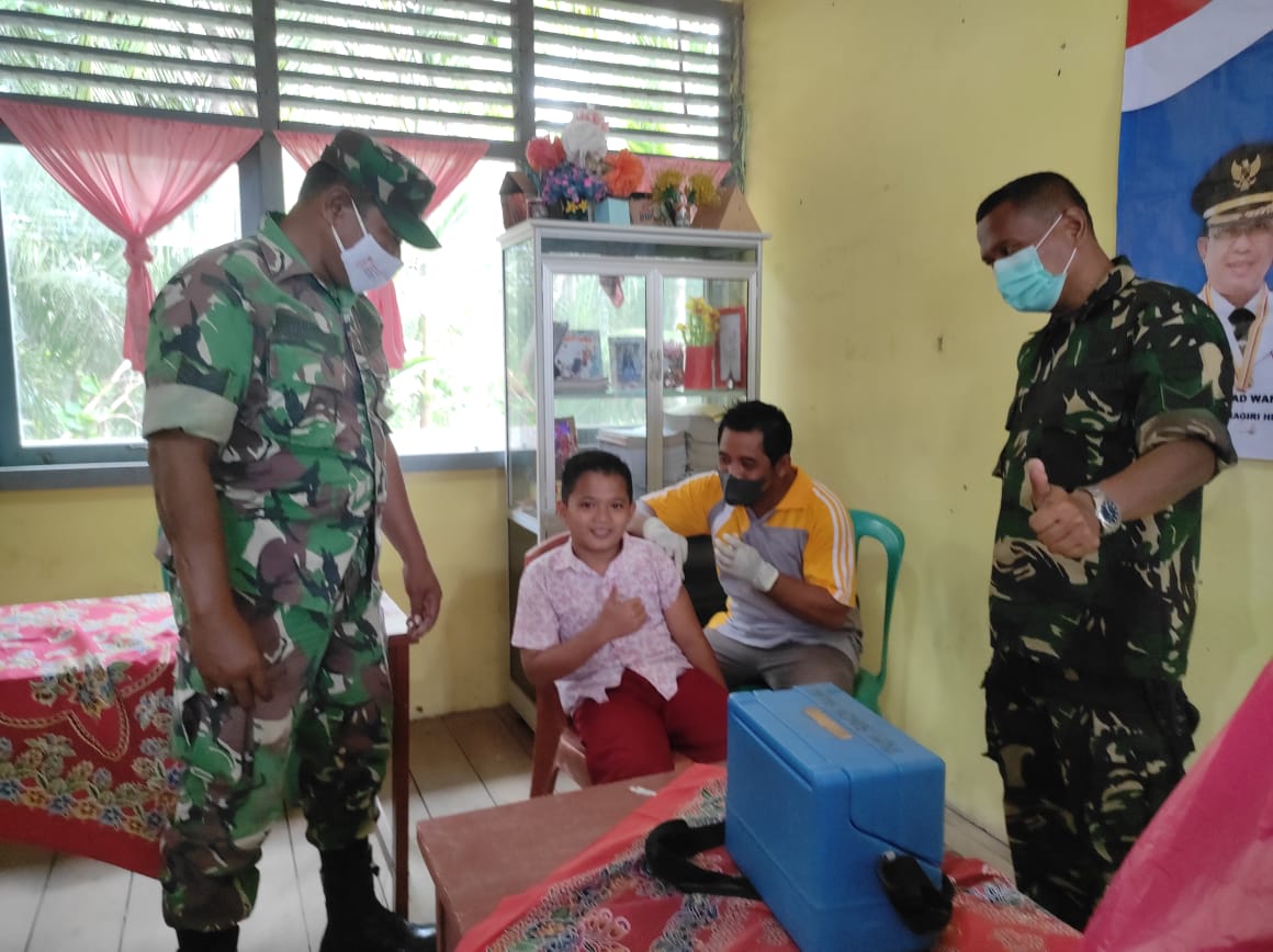 Dampingi Siswa/i SD Vaksinasi, Babinsa Koramil 03/Tempuling Berikan Motivasi