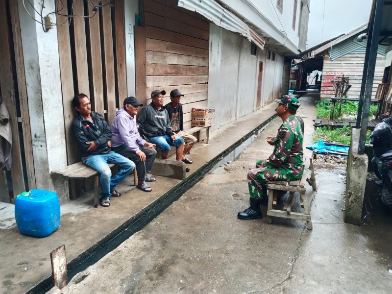 Serda Denny S, Babinsa Koramil 03/Tempuling, Jalin Silaturahmi dengan Pemuda di Kampung Pancasila