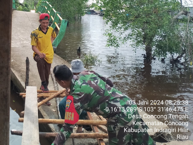 Babinsa Koramil 04/Kuindra Lakukan Perbaikan Pelantaran Jalan di Tepi Sungai