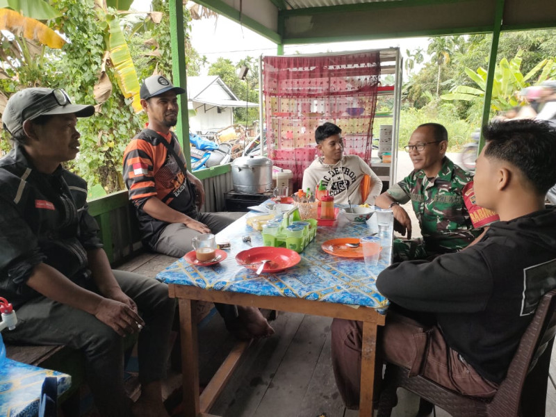 Babinsa Koramil 03/Tpl Komsos Sambil Sarapan Pagi Bersama Warga Binaan