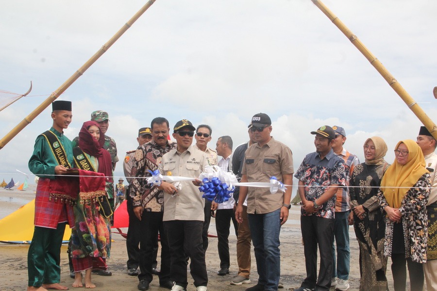 Disparbudpora Bengkalis Gelar Festival Wisata Bahari Di Pantai Indah Selatbaru