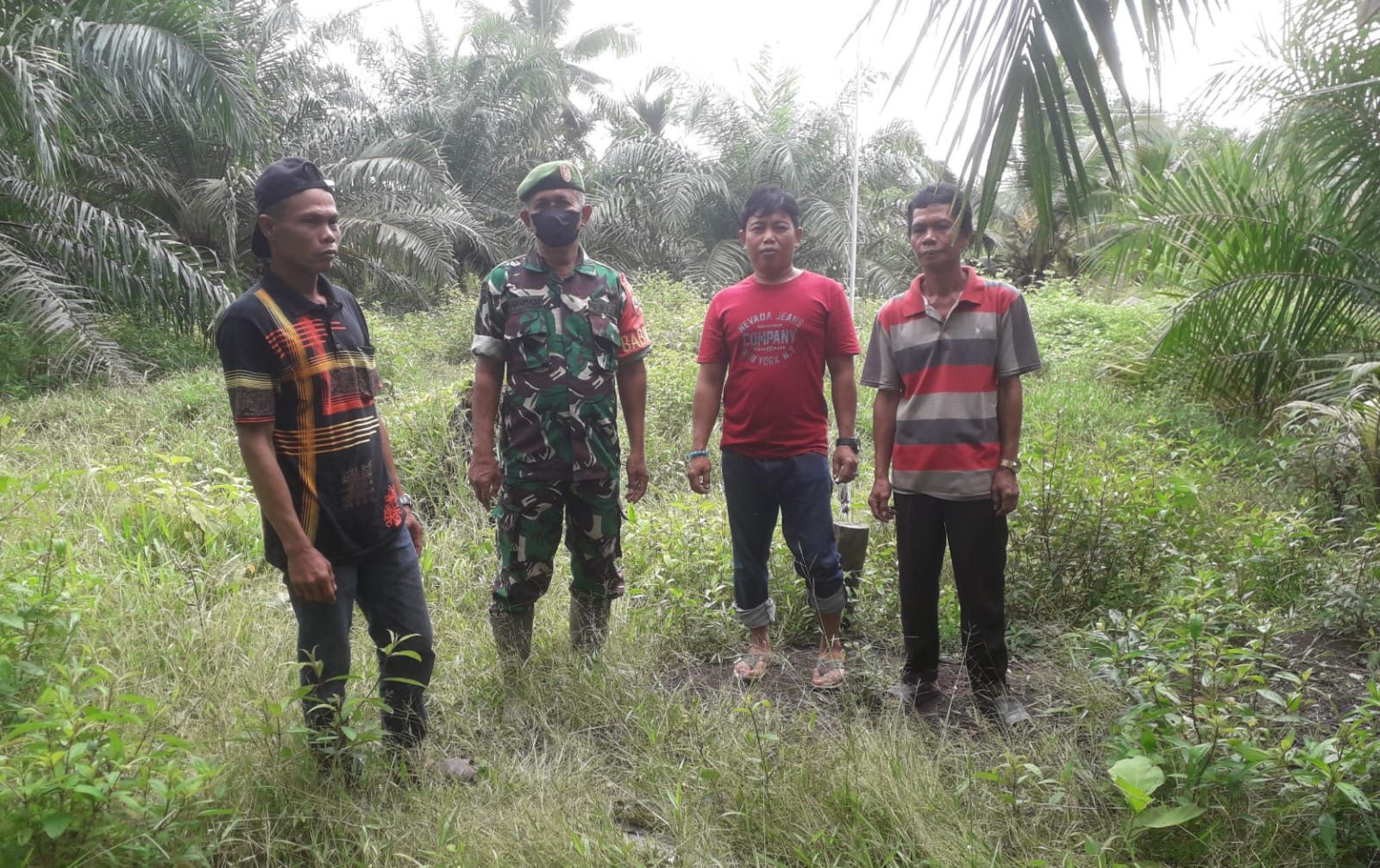 Sosialisasi Pencegahan Karhutla Oleh Babinsa Koramil 04/Kuindra di Wilayah Binaan