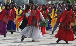 Rayakan HUT Riau, Gubri Syamsuar dan Undangan Menari Bersama Ratusan Siswa