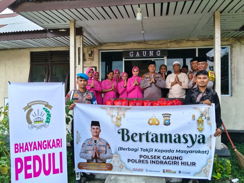 Polsek Gaung Bagikan Takjil Kepada Masyarakat, Wujud Nyata Kepedulian di Bulan Suci Ramadan