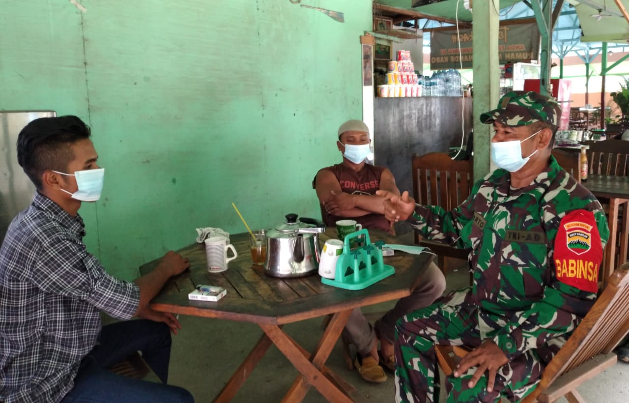 Babinsa 09/Kemuning Koptu Sudarto Komsos di Wilayah Binaan