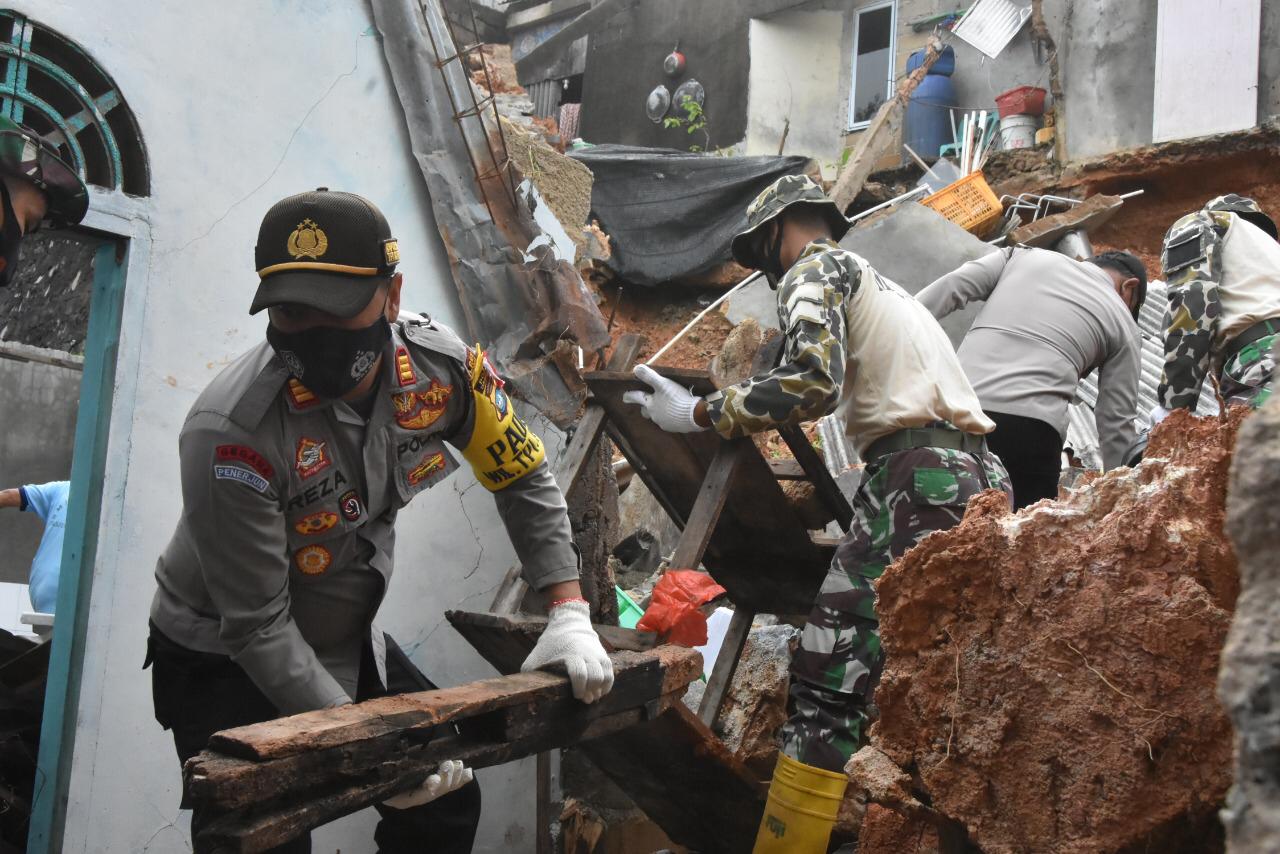 Polres Tanjungpinang Bersama TNI dan FKPD Gotong Royong di Lokasi Longsor Perumahan Cendrawasi
