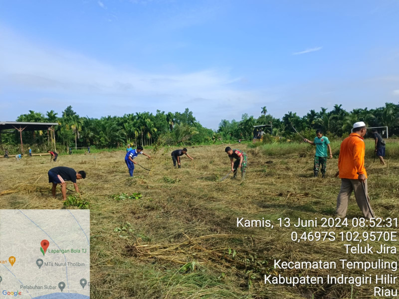 Babinsa Koramil 03/Tpl dan Aparat Desa Serta Masyarakat Desa Teluk Jira Bersatu Dalam Kerja Bakti Pembersihan Lapangan Sepak Bola
