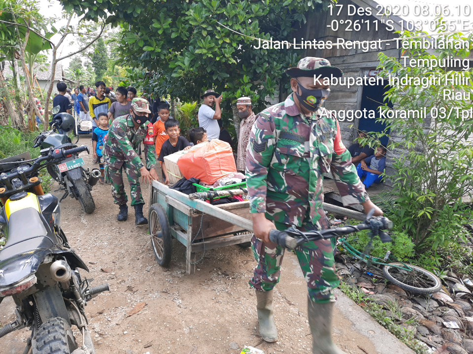 Babinsa Koramil 03/Tempuling Kodim 0314/Inhil Bantu Evakuasi Korban Longsor