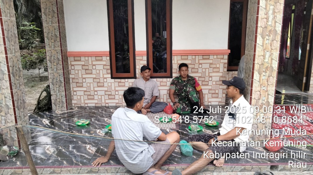 Membangun Hubungan yang Baik dengan Warga Desa, Babinsa Koramil 09/Kemuning Rutin Lakukan Komsos