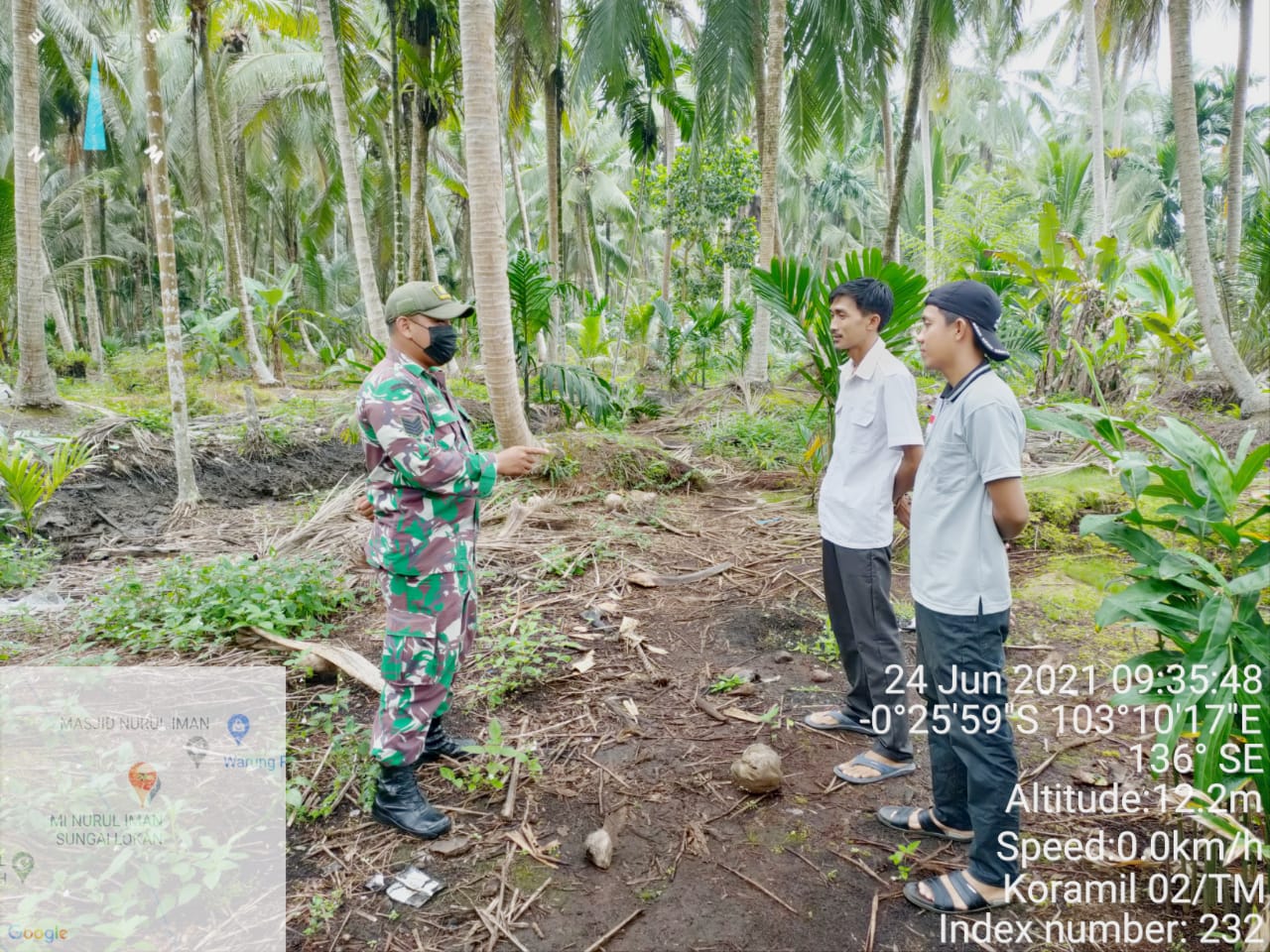 Babinsa 02/Tanah Merah Lakukan Patroli dan Karhutla di Parit Mesran