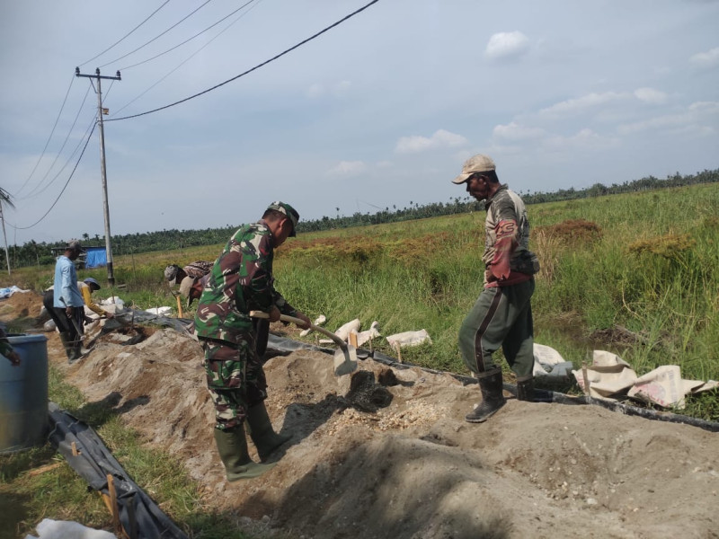 Gotong Royong, Babinsa Koramil 07/Reteh Perbaiki Jalan Masyarakat