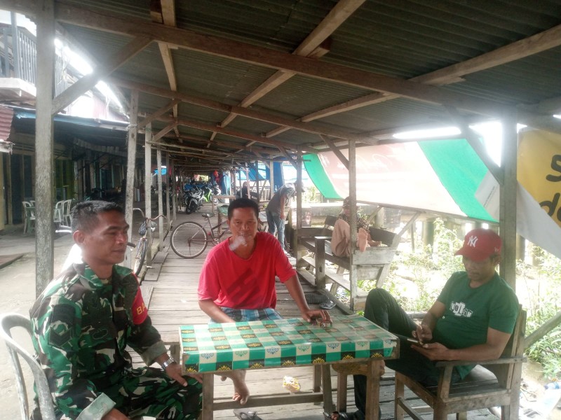 Babinsa Serda Hendra Putra Laksanakan Komsos untuk Meningkatkan Kesadaran akan Pentingnya Persatuan dan Kesatuan Bangsa