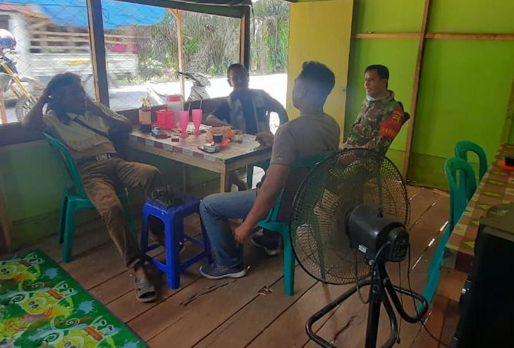 Babinsa Koramil 03/Tpl Komsos Bersama Kepala Dusun