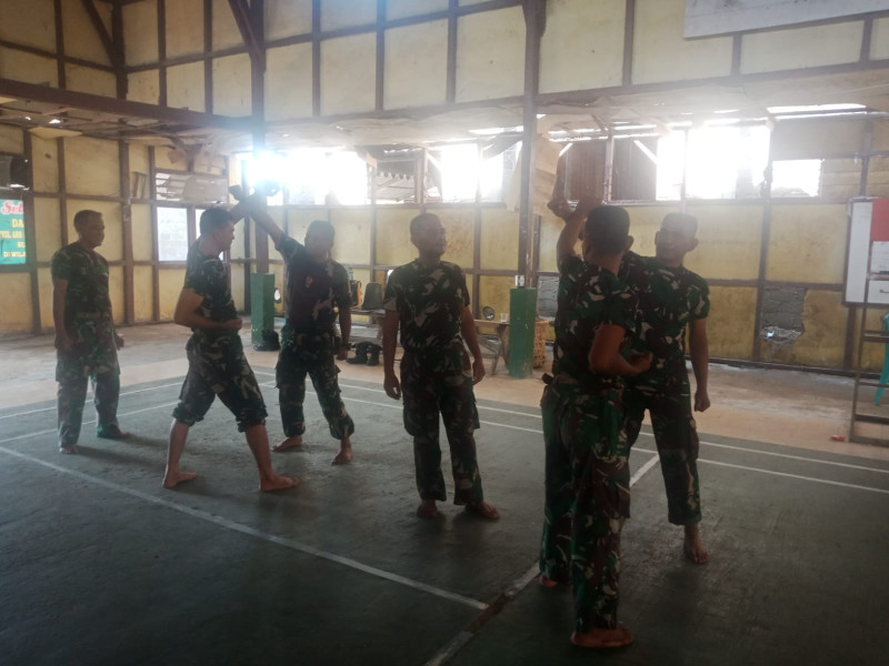 Melaksanakan Latihan Beladiri Taktis Para Prajurit Petarung Koramil 03/Tpl Kodim 0314/Inhil Melaksanakan Latihan Beladiri Taktis