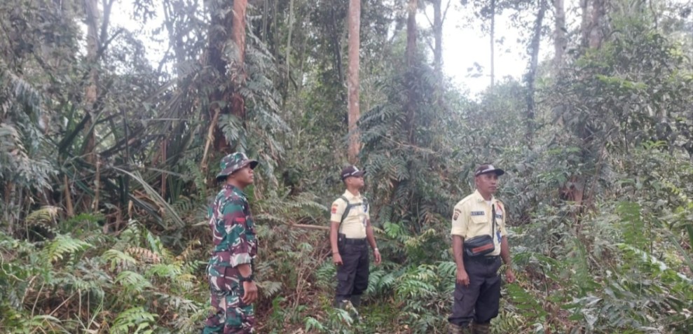 Babinsa 05/Gas Berjaga-jaga Mencegah Karhutla di Desa Binaan
