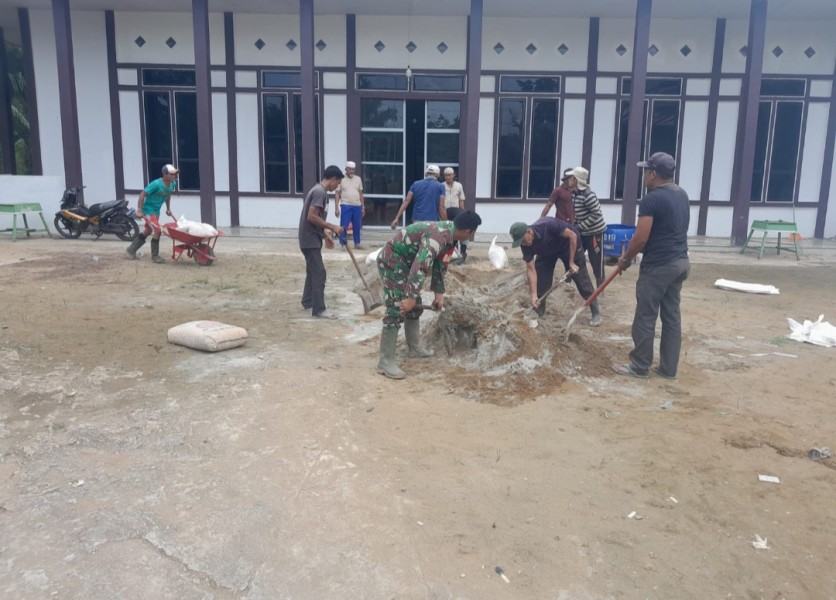 Babinsa Koramil 05/Gas Serda Ricky Bersama Masyarakat Goro Memperbaiki Jalan Menuju Masjid