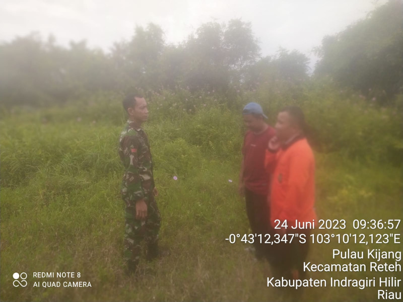 Babinsa Koramil 07/Reteh Cegah Kebakaran Terhadap Lahan dan Hutan Bersama Masyarakat Setempat
