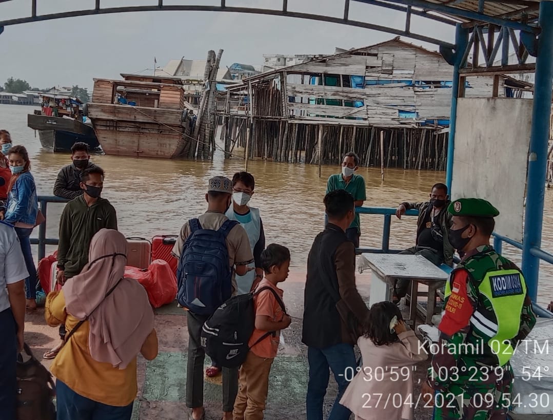 Koramil 02/Tanah Merah Terapkan Aturan Protkes di Pelabuhan Kuala Enok