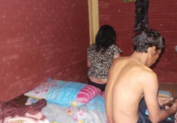 Dengar Suara Berisik,  Seorang Ibu Nyaris Pingsan Saat Pergoki Putrinya Berhubungan Badan