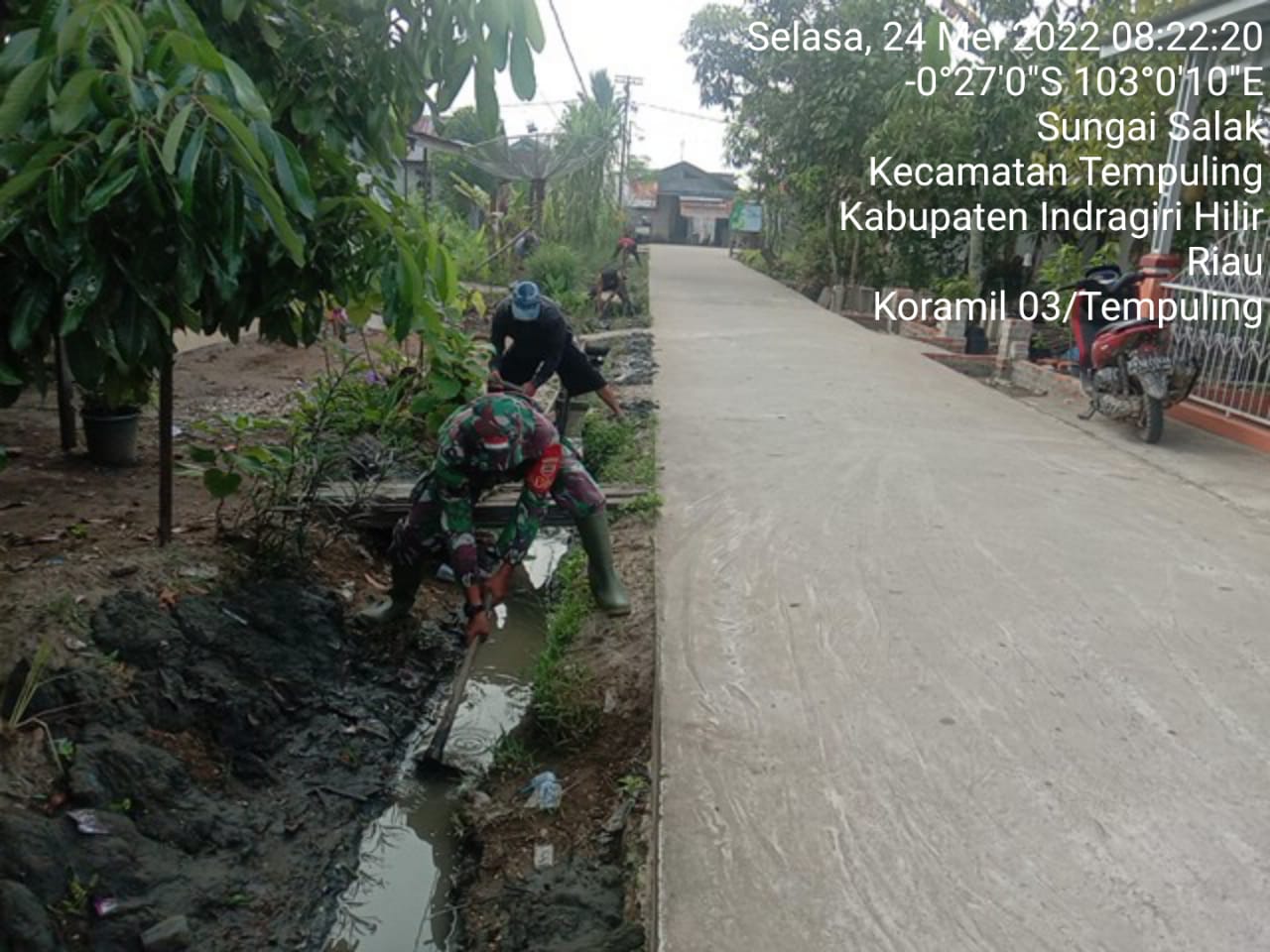 Patut di Contoh, Anggota Babinsa Koramil 03/Tempuling Turun Langsung Bersihkan Selokan Kotor