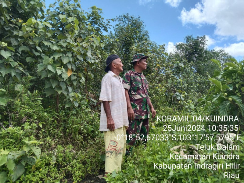 Babinsa Koramil 04/Kuindra Terus Mewaspadai Kebakaran Hutan dan Lahan di Binaan