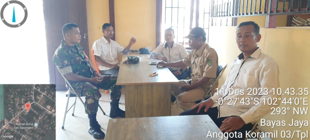Babinsa 03/Tpl Sambangi Kantor Desa Bayas Jaya Lakukan Komsos