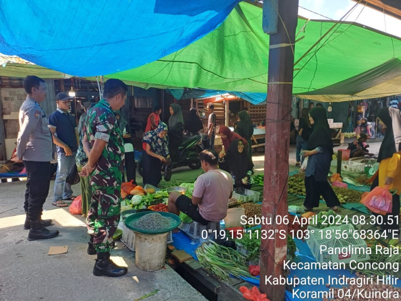 Dalam Komsos, Babinsa Koramil 04/Kuindra Himbau Para Pedagang Untuk Jaga Kebersihan Lingkungan