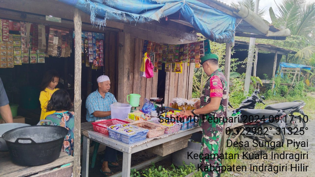 Turun Ke Lapangan, Babinsa Koramil 04/Kuindra Lakukan Pengecekan Harga Bahan Pokok