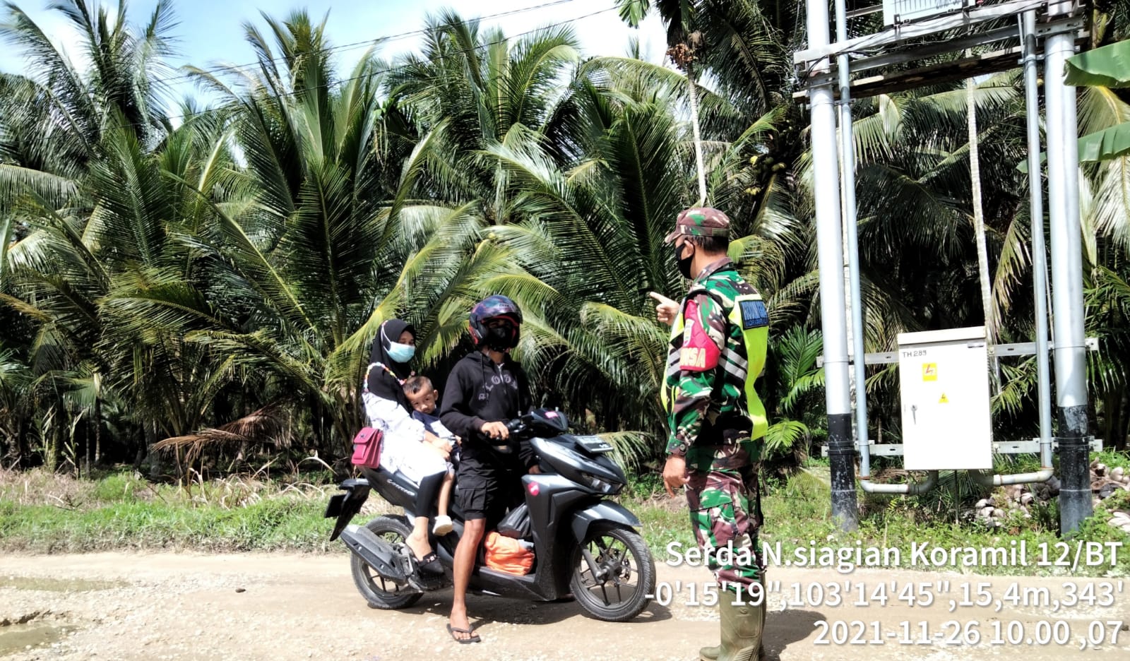 Babinsa Serda Nasir Siagian Ingatkan Pengendara Motor Agar Selalu Patuh Prokes 