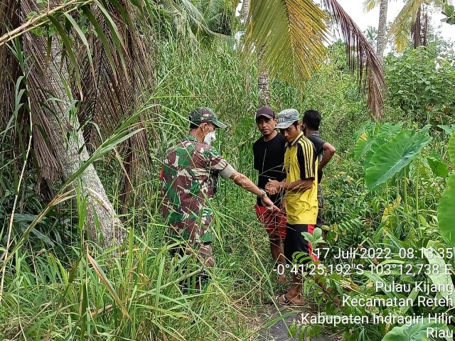 Patroli Bekas Karhutla Oleh Babinsa Koramil 07/Reteh di Wilayah Parit 1 Kelurahan Metro