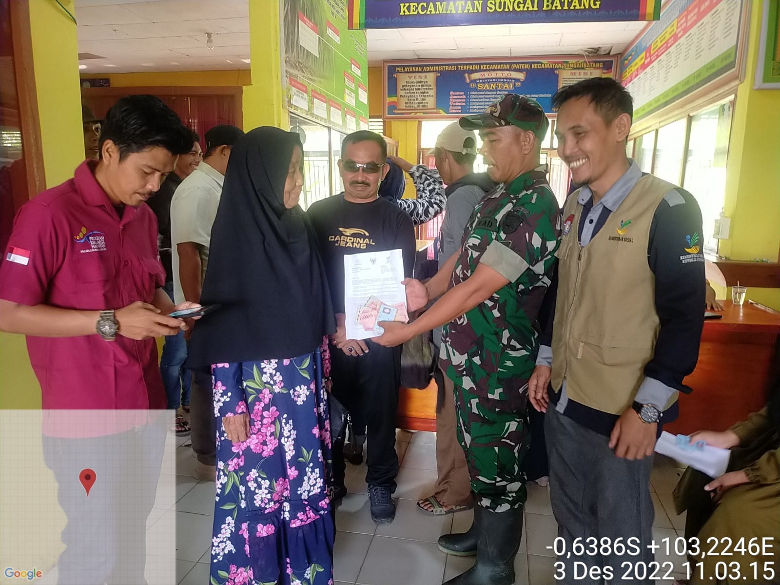 Danramil 07/Reteh Dampingi Penyaluran BLT, BPNT, BBM dan PKH