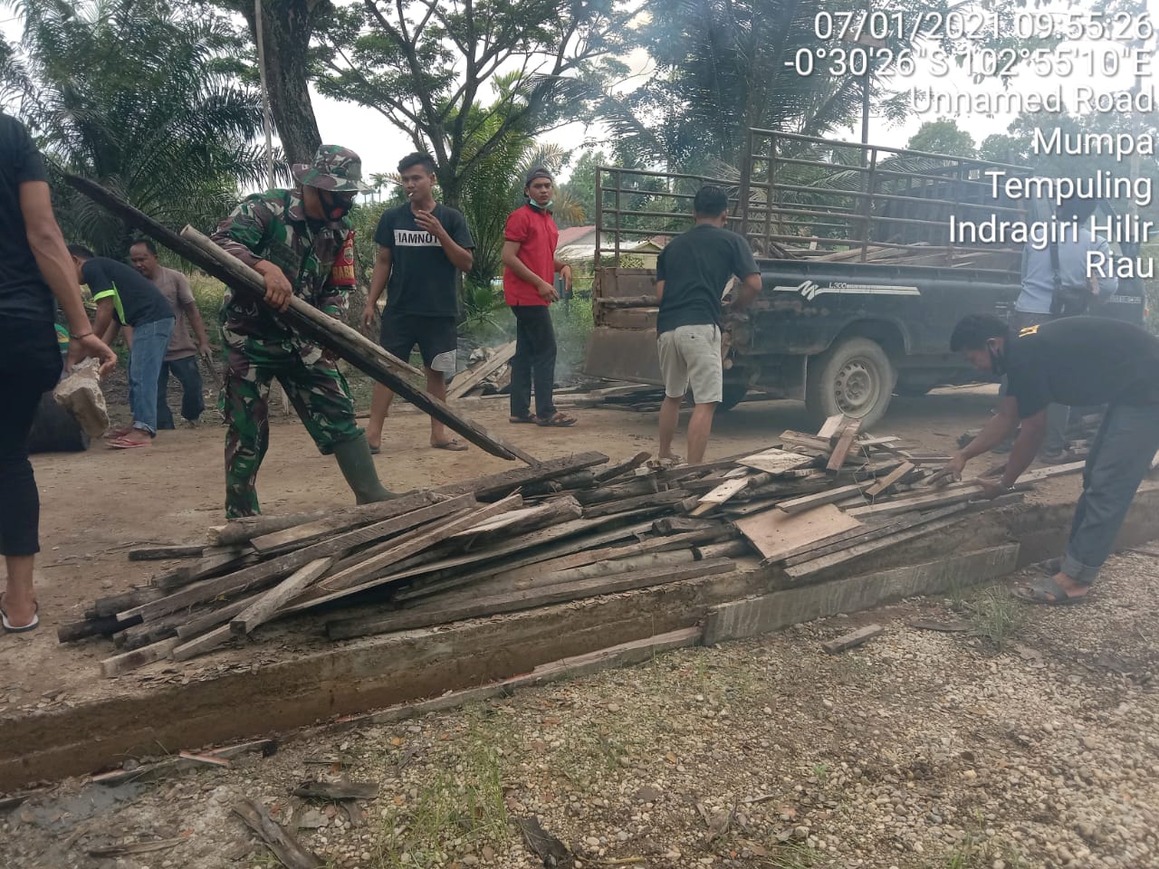 Aktif di Wilayah, Babinsa Mumpa Koramil 03/Tempuling Bantu Pembersihan Kantor Desa