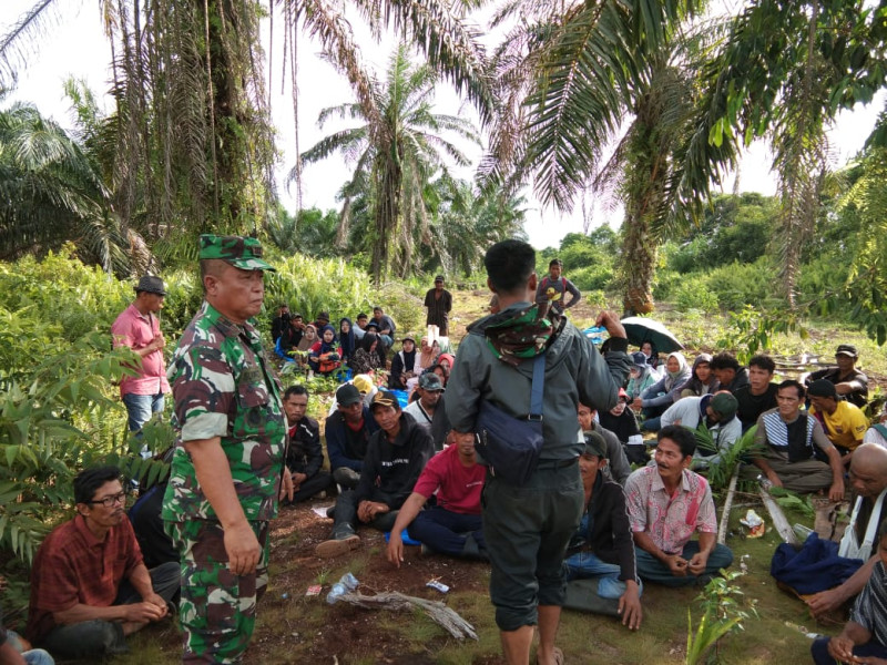 Koramil 05/Gas Kapten Czi Selamet Hirohito Aktif Lakukan Komsos Dengan Kelompok Tani