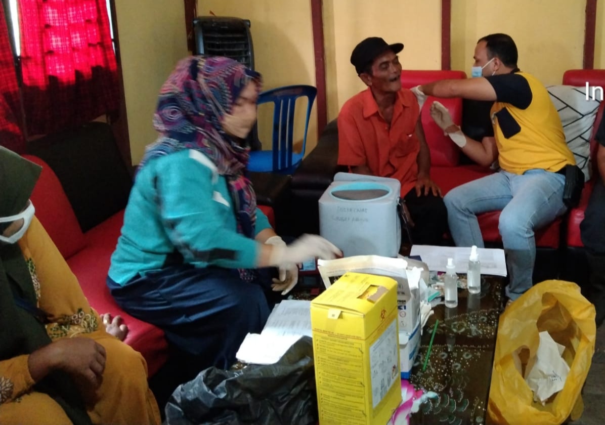 UPT Puskesmas Sungai Piring Melalui Pustu Desa Simpang Jaya Taja Vaksin Tahap I dan II