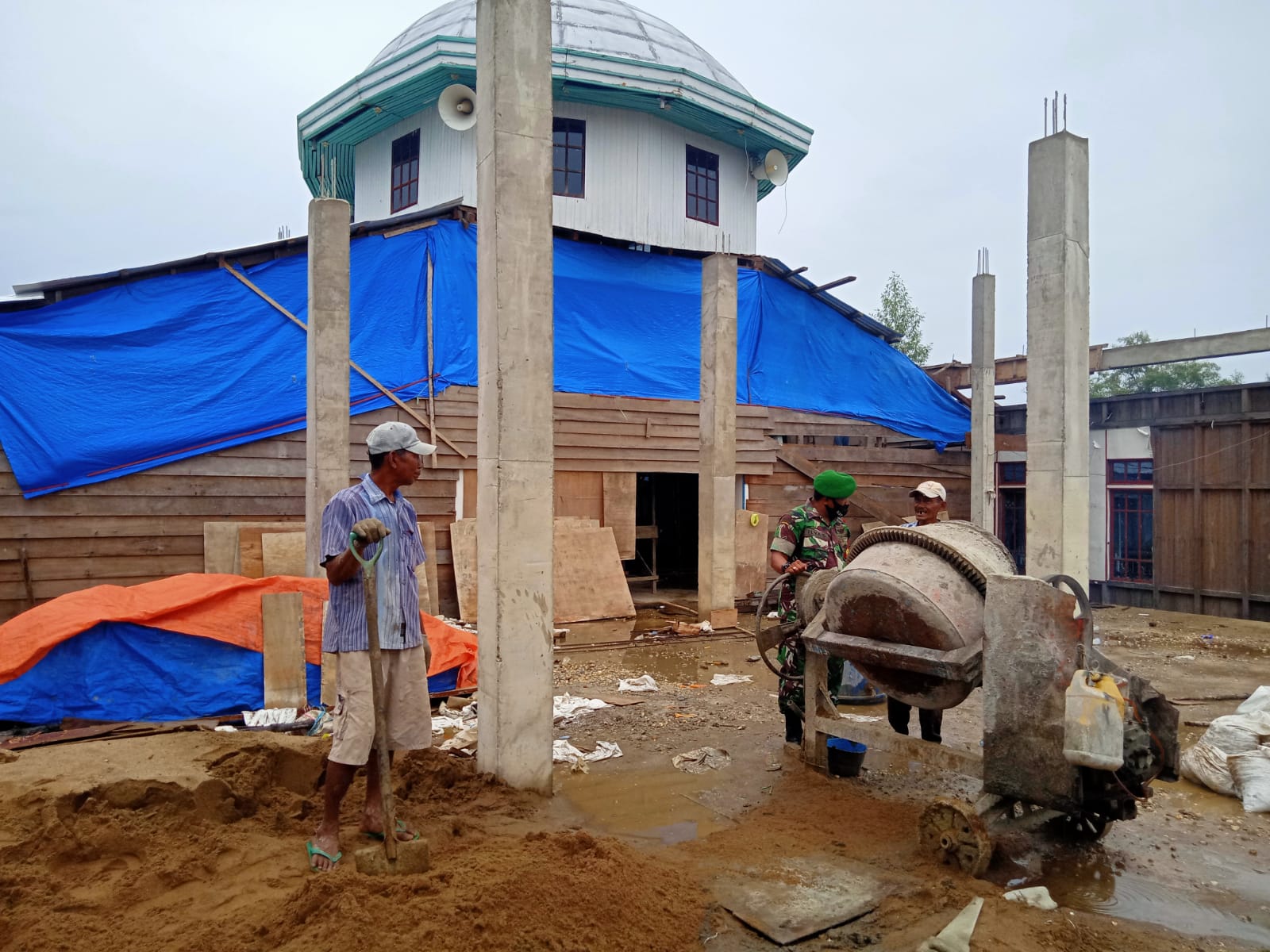 Isi Kegiatan Bermanfaat, Serda Ilyas Goro Bersama Masyarakat Desa