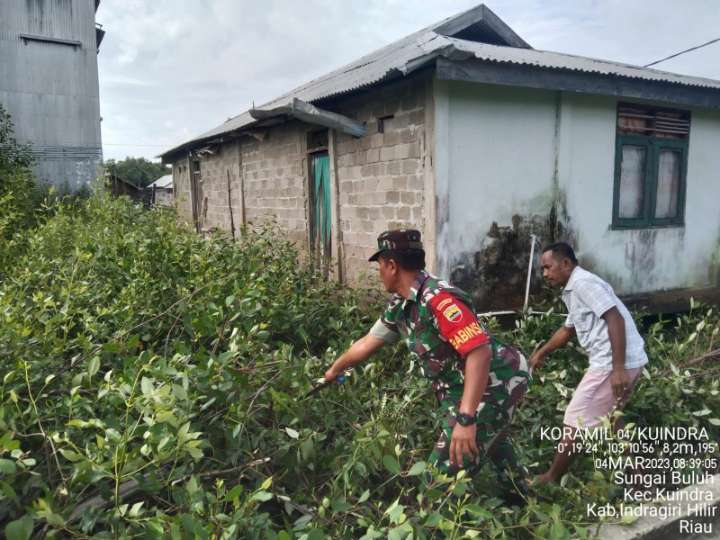 Goro Bersihkan Pinggiran Jalan Bersama Babinsa Koramil 04/Kdr