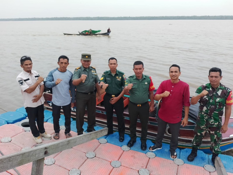 Danramil 04/Kdr Kapten Arh Sugiyono Bersama Anggota Koramil 04/Kdr Tiba Didesa Perigi Raja Menggunakan Spead Boad