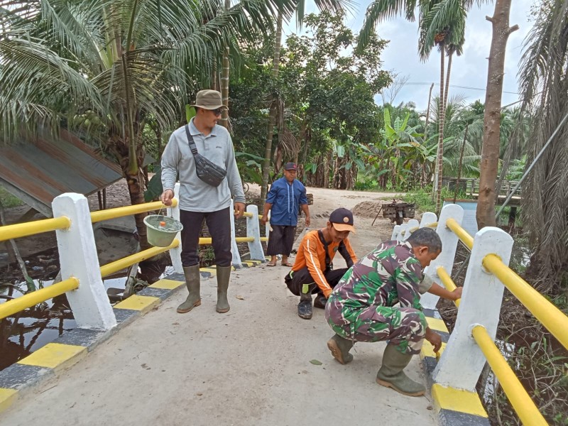 TMMD ke-123 Kodim 0314/Inhil, Koramil 09/Kemuning Meningkatkan Aksesibilitas Masyarakat dengan Renovasi Jembatan